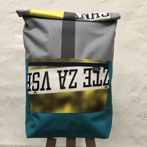 Batoh z banneroviny Paměť národa 11