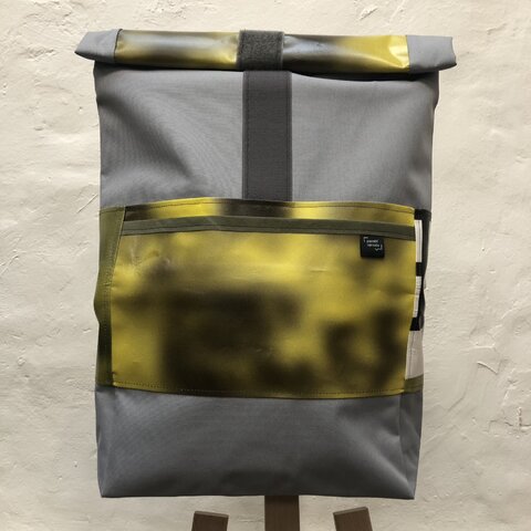 Batoh z banneroviny Paměť národa 13