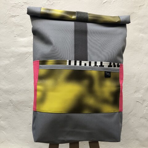 Batoh z banneroviny Paměť národa 14