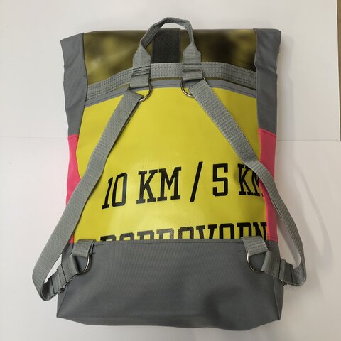 Batoh z banneroviny Paměť národa 14