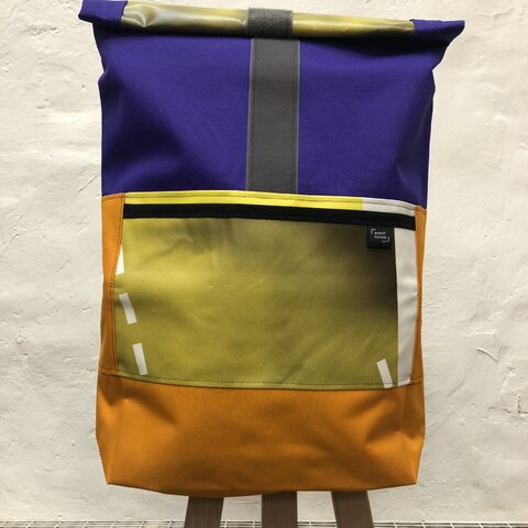 Batoh z banneroviny Paměť národa 16