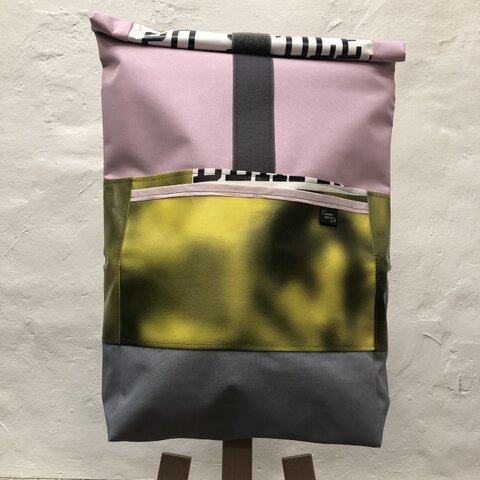 Batoh z banneroviny Paměť národa 19