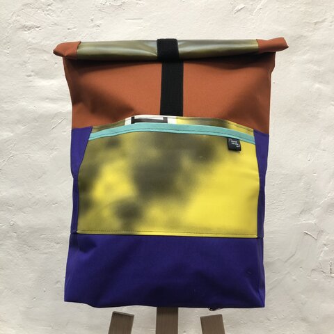 Batoh z banneroviny Paměť národa 5