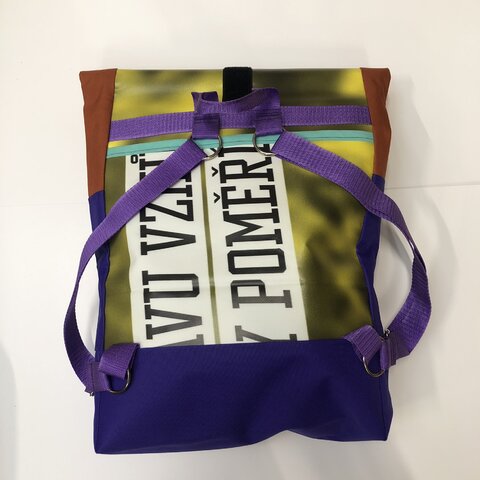 Batoh z banneroviny Paměť národa 5