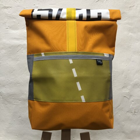 Batoh z banneroviny Paměť národa 8