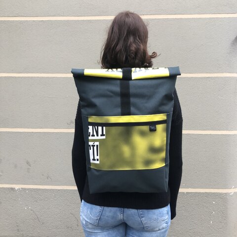 Batoh z banneroviny Paměť národa 14