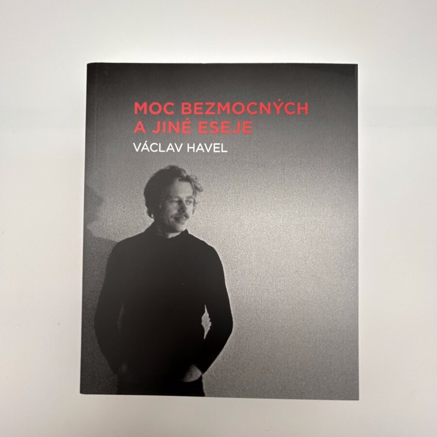 Moc bezmocných a jiné eseje