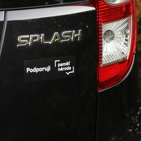 Samolepka Podporuji paměť národa