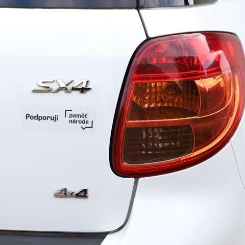 Samolepka Podporuji paměť národa